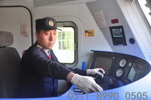 鐵路學(xué)校火車(chē)司機(jī)專業(yè)學(xué)生怎么考司機(jī)證？