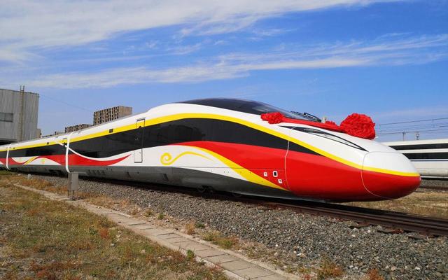 時速400公里跨國互聯(lián)互通高速動車組在河北唐山下線